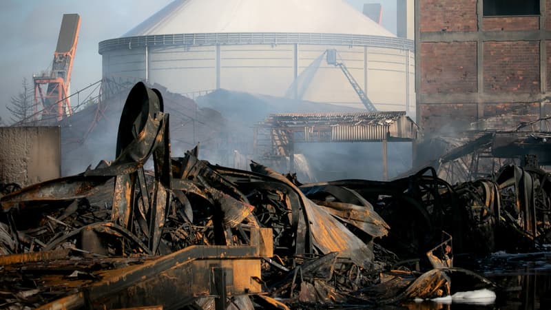 Débris de l'usine Lubrizol à Rouen, après l'incendie