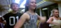 Des enfants chantent "La mélodie du bonheur" dans le métro
