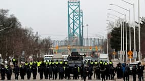 Intervention policière sur le pont Ambassador à Windsor, au Canada, le 13 février 2022