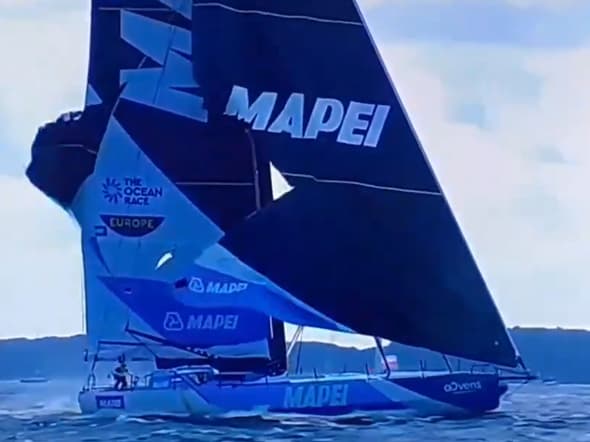 Le voilier Mapei de l'Italien Ambrogio Beccaria abîmé au départ de The Ocean Race Europe, le 10 août 2025 en Allemagne
