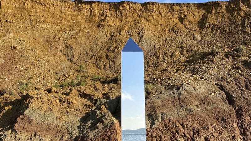 Un mystérieux obélisque en métal a été découvert sur une plage de l'île de Wight, au sud de l'Angleterre.