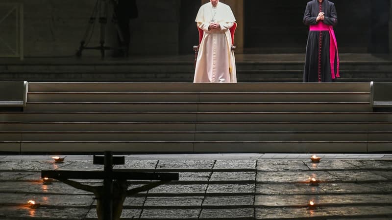 Le pape célèbre le Vendredi saint au Vatican, en pleine pandémie du coronavirus