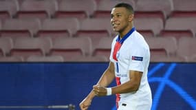 L'attaquant du Paris-SG, Kylian Mbappé, exulte après son 3e but lors du 8e de finale aller de la Ligue des champions face au FC Barcelone, au Camp Nou, le 16 février 2021