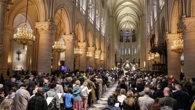 Des fidèles assistent à une messe solennelle pour le défunt pape François à la veille de ses funérailles, à la cathédrale Notre-Dame de Paris à Paris, le 25 avril 2025