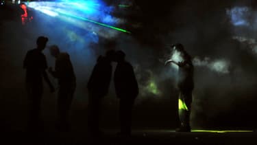 Des personnes dancent lors d'un Teknival organisé le 2 mai 2009 à Crucey-Villages (Eure-et-Loir) (photo d'illustration).