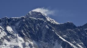 Photo prise le 10 avril 2015 du Mont Everest et du Mont Nuptse prise du village de Tembuche, dans la région Kumbh au nord-est du Népal