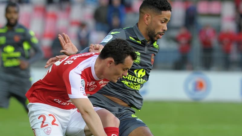 Julien Faussurier (Brest) au duel avec Jérôme Mombris (Gazélec)