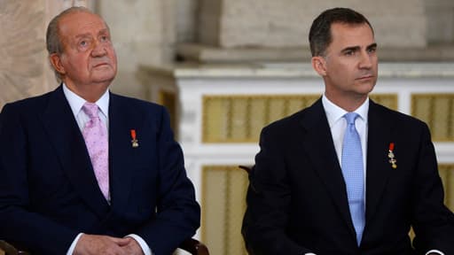 Juan Carlos et son fils Felipe ce 18 juin, peu avant la signature de la loi permettant l'abdication du roi.