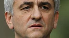 Le chef du Nouveau Centre, Hervé Morin, a ciblé, sans le nommer, Nicolas Sarkozy, et plus directement le président du MoDem, François Bayrou, dans l'affaire de l'attentat de Karachi. /Photo prise le 15 novembre 2010/REUTERS/Charles Platiau