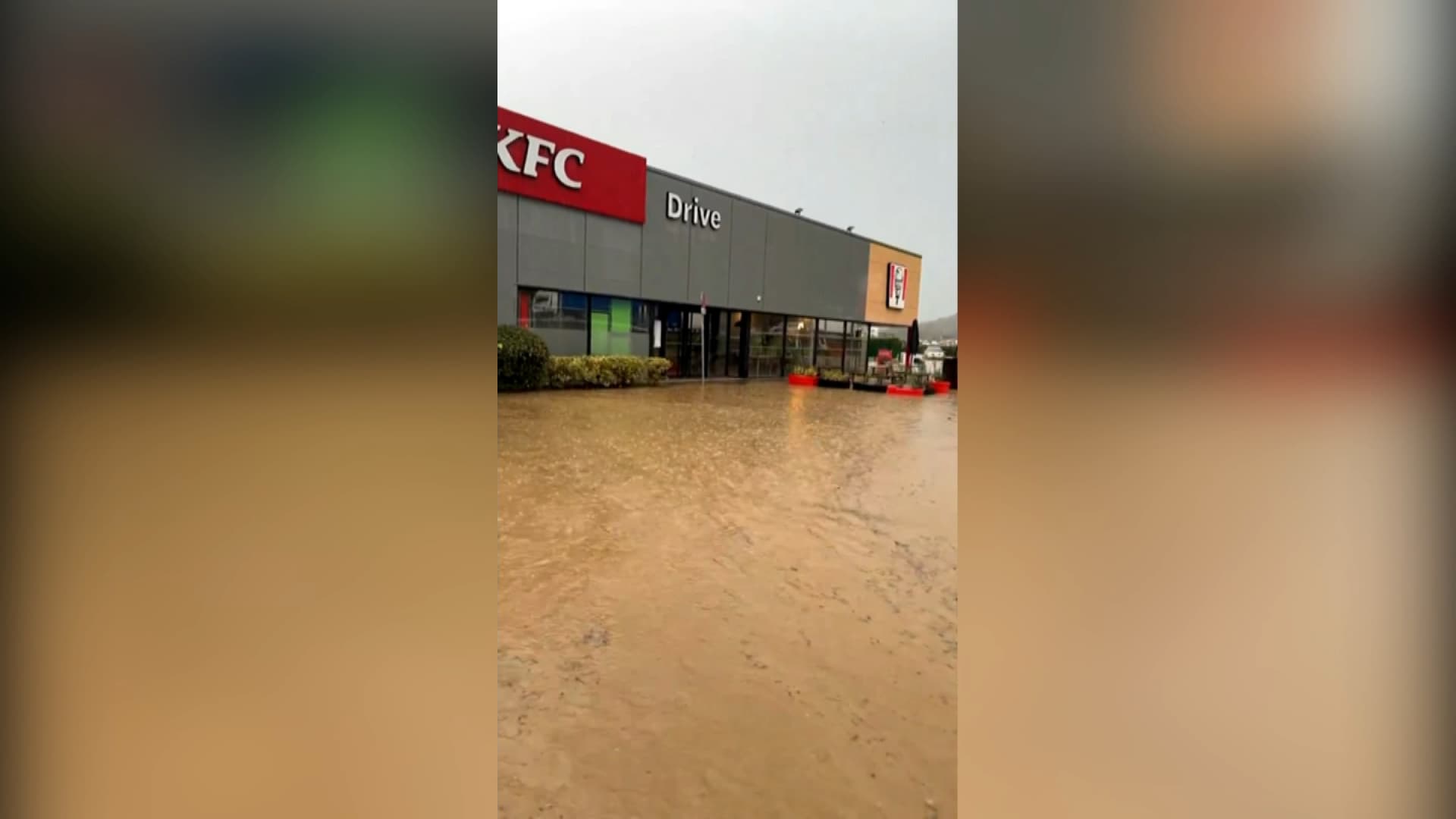 La zone commerciale de Givors (Rhône) a été inondée