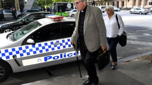 Le cardinal George Pell (au centre) dans une rue de Melbourne, le 14 fevrier 2019