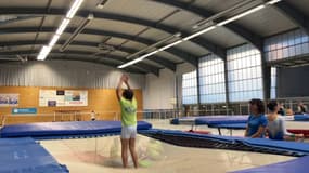 Un enfant s'entraîne au club de trampoline d'Oullins.