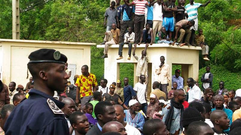 Des milliers de personnes ont manifesté mercredi à Bamako, la capitale malienne, pour apporter leur soutien à la junte militaire qui a renversé la semaine dernière le président Amadou Toumani Touré, accusé de laxisme face à la rébellion touarègue dans le