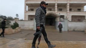 Un membre de l'Armée syrienne libre à Alep, samedi. Dans un discours prononcé à l'opéra de Damas, le président syrien Bachar al Assad a annoncé dimanche ce qu'il a présenté comme un plan de paix, appelant à une conférence de réconciliation avec "ceux qui