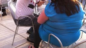 Une jeune femme en surpoids.