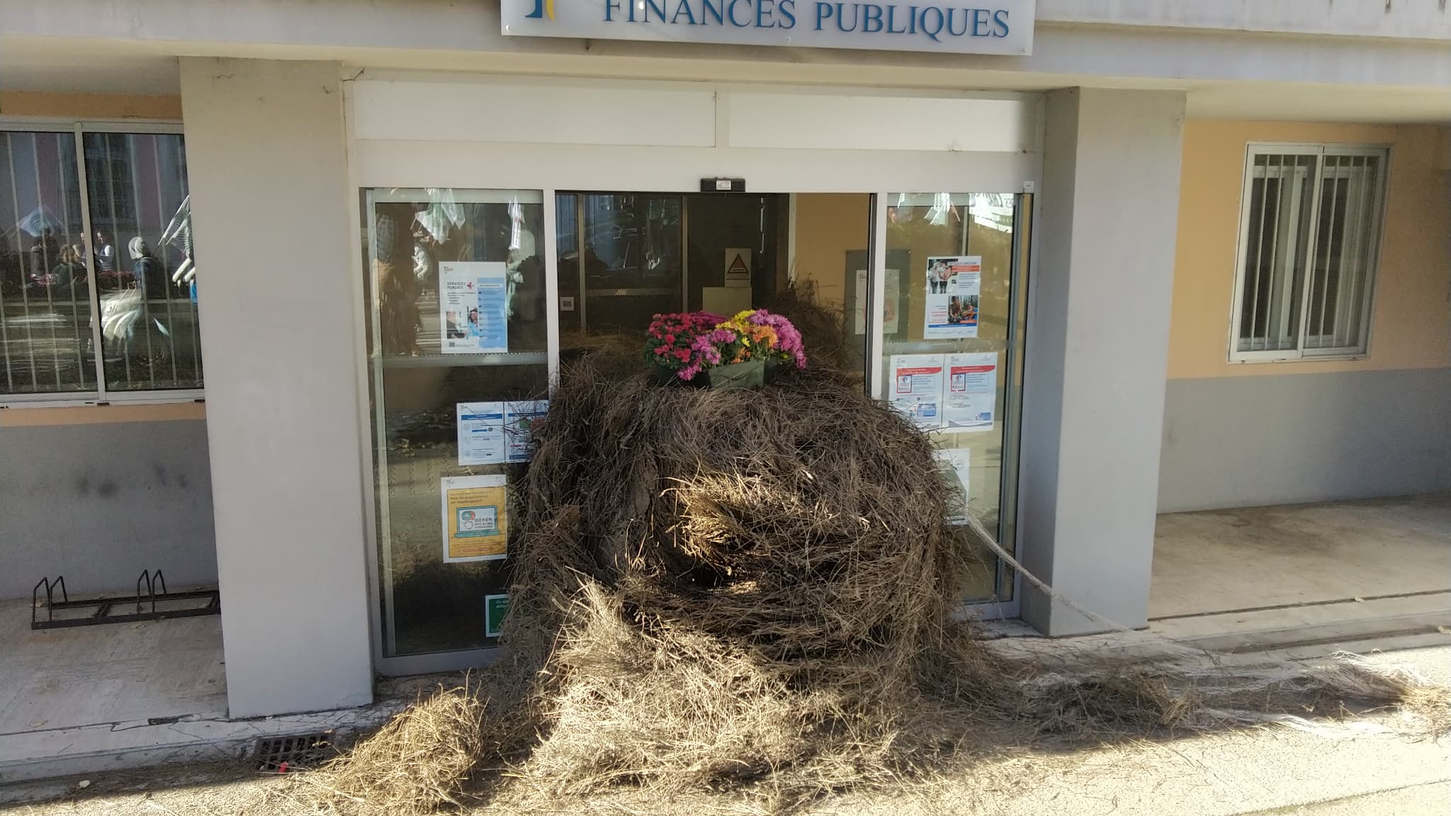 Des agriculteurs ont déposé des bottes de pail au centre des finances publiques de Digne-les-Bains, le 21 novembre 2023. 