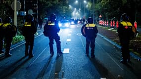 Des policiers à Amsterdam pour le match de Ligue Europa entre l'Ajax et le Maccabi Tel-Aviv, le 07/11/2024