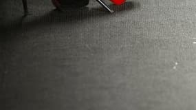 Un juge américain a rejeté mercredi la demande du créateur de chaussures de luxe Louboutin d'empêcher son concurrent Yves Saint Laurent de produire des chaussures à talons garnies de semelles de cuir rouge. /Photo d'archives/REUTERS/Carlo Allegri
