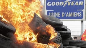 Plusieurs dizaines de salariés bloquaient lundi matin l'accès à l'usine Goodyear d'Amiens-Nord, menacée de fermeture, à quelques heures de l'examen par la justice du plan de sauvegarde de l'emploi. /Photo d'archives/REUTERS/Pascal Rossignol