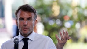 Emmanuel Macron s'exprime lors d'une réunion avec des agriculteurs et des représentants du secteur agricole, à Saint-André, sur l'île française d'outre-mer de La Réunion, le 22 avril 2025. 