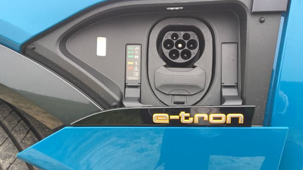 Audi propose aussi une carte de recharge "e-tron Charging Service" qui permet d’accéder à 15.000 points de recharge sur 26.000 en France. Audi propose aussi une carte de recharge "e-tron Charging Service" qui permet d’accéder à 15.000 points de recharge sur 26.000 en France.