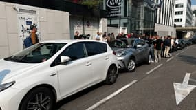 Des chauffeurs de VTC mobilisés devant la Chambre des métiers et de l'artisanat de Lyon (Rhône) avant de manifester dans la ville le mardi 10 juin 2025.