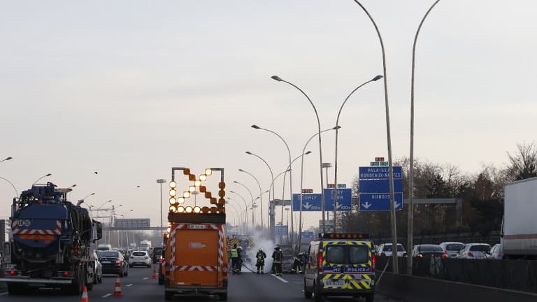 La police et les pompiers travaillent sur les lieux d'un accident de la route près de Paris le 14 mars 2017 (image d'illustration)