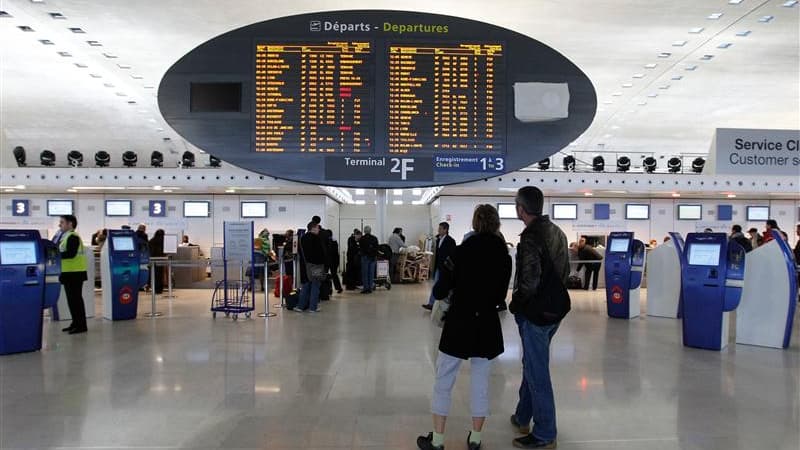 L'aéroport de Roissy. Si les syndicats de pilotes affirment que leur grève contre le projet d'instaurer en France un service garanti dans les transports aériens et prévue jusqu'à jeudi est bien suivie, les autorités, elles, font état d'un trafic quasiment