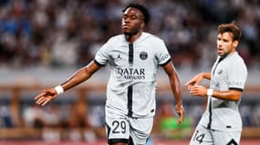 Arnaud Kalimuendo avec le PSG.