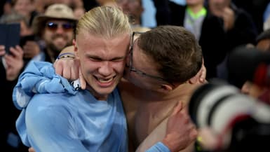 Erling Haaland célèbre la victoire de Manchester City avec un supporter en tribune, 5 octobre 2025