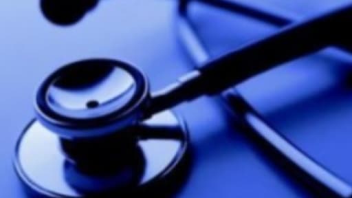 Un dispositif électronique d'alarme, doit permettre aux professionnels de santé d'être géo-localisés ou d'envoyer un signal de détresse.