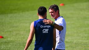 Sylvain Ripoll discute avec Rayan Cherki, lundi 26 juin 2023