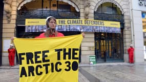 Une dizaine de militants de Greenpeace manifestent à Paris devant le siège de Gazprom pour la libération des militants Greenpeace en Russie