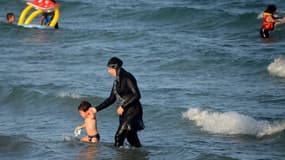 Sur certaines plages, le port du burkini est désormais interdit.