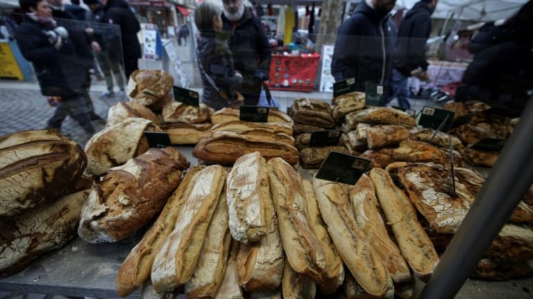 Des pains de la boulangerie Louboulbil vendus sur un étal du marché de Valence d'Agen, le 10 décembre 2024. Photo d'illustration