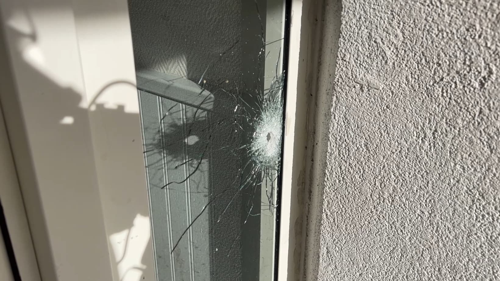 Un homme a été tué dans son lit après des tirs près d'un point de deal à Dijon. Des impacts de balles ont été constatés sur l'immeuble. Un homme a été tué dans son lit après des tirs près d'un point de deal à Dijon. Des impacts de balles ont été constatés sur l'immeuble.