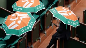 Des spectateurs patientent ce mardi dans les tribunes du Central