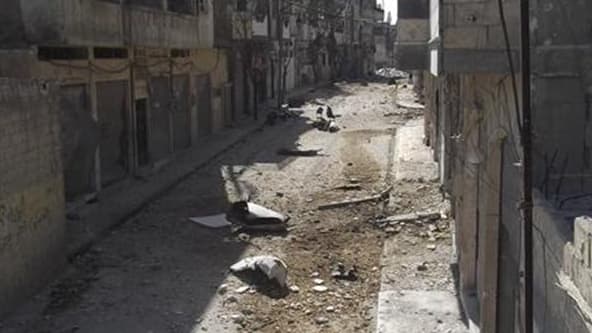 Dans une rue de Homs. Les observateurs des Nations unies se sont rendus samedi dans la ville, épicentre de la répression du soulèvement contre Bachar al Assad, a-t-on appris de source officielle syrienne et onusienne. /Photo prise le 12 avril 2012/REUTERS