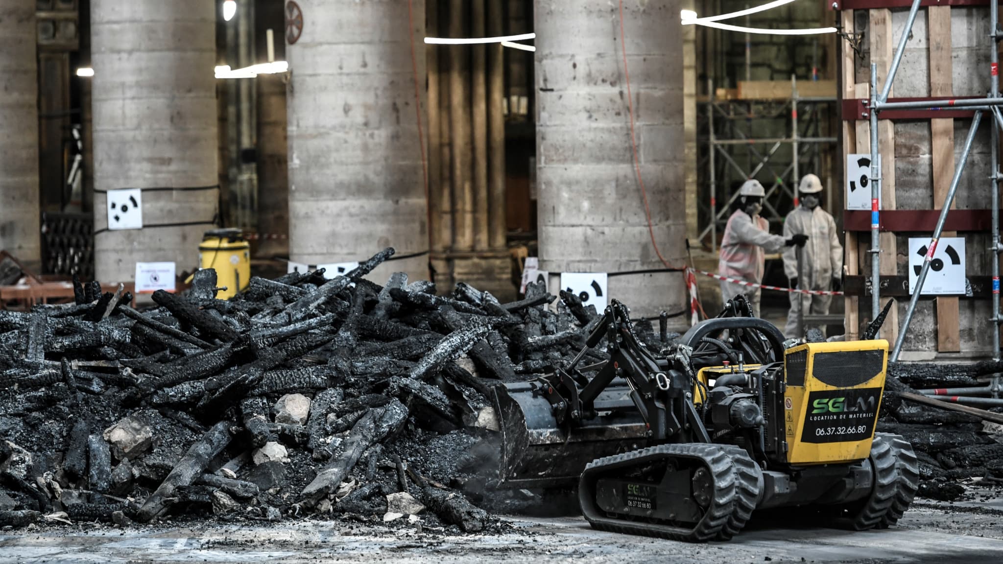 Un robot évacuant les gravas dans la cathédrale Notre-Dame de Paris le 17 juillet 2019, trois mois après l'incendie du monument.