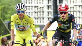 Jonas Vingegaard serre la main de Tadej Pogacar à l'arrivée de la 10e étape au Mont-Dore Puy de Sancy, le 14 juillet 2025