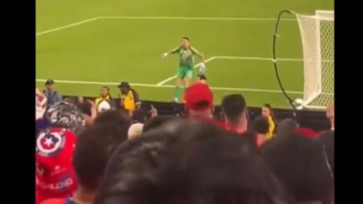 Emiliano Martinez chambre le public chilien lors du match Argentine-Chili (1-0, Copa America), le 25 juin 2024 Emiliano Martinez chambre le public chilien lors du match Argentine-Chili (1-0, Copa America), le 25 juin 2024