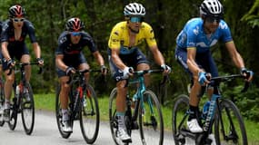 L'Espagnol Alejandro Valverde mène devant le maillot jaune, le Kazakh Alexey Lutsenko, l'Australien Richie Porte et le Britannique Geraint Thomas, lors de la 7e étape du Dauphiné Libéré, disputée entre Saint-Martin-Le-Vinoux et La Plagne, le 5 juin 2021