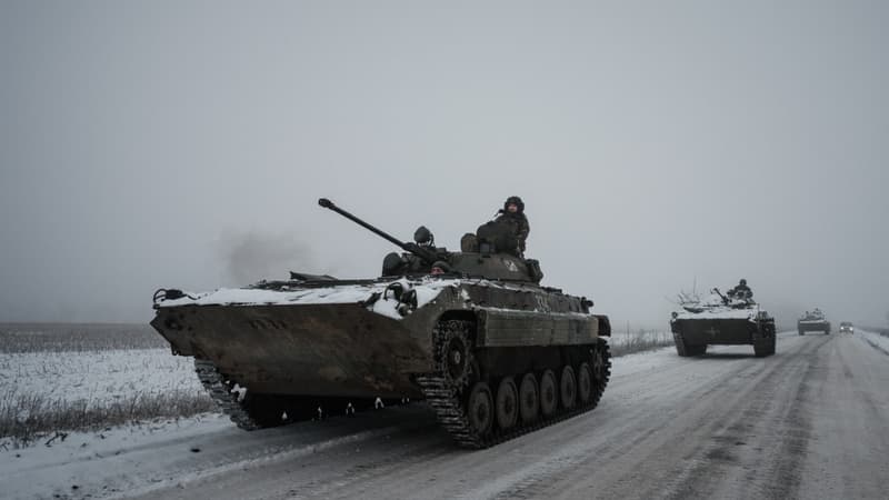 Des véhicules de combat d'infanterie BMP-2 sur une route glacée dans la région de Donetsk, le 30 janvier 2023.
