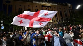 Un drapeau de la Géorgie lors d'une manifestation à Tbilissi, le 18 mai 2024