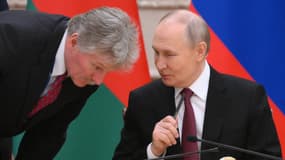 Vladimir Poutine et son porte-parole Dmitri Peskov à Minsk le 6 décembre 2024