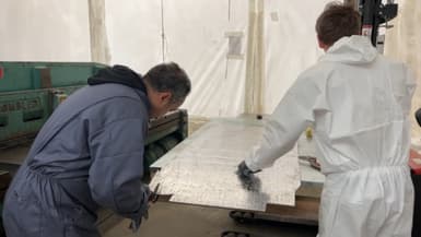 Des employés de l'entreprise Alain le Ny préparant des plaques de plomb destinées à la toiture de la cathédrale Notre-Dame de Paris en mars 2024 à Dardilly (Rhône).