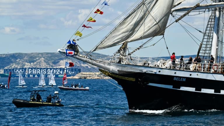 Le trois-mâts Belem, transportant la flamme olympique, au large de Marseille, le 8 mai 2024