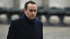 Le ministre de la Défense Sebastien Lecornu lors d'une  cérémonie militaire à l'Hotel des Invalides à Paris le 8 janvier 2024