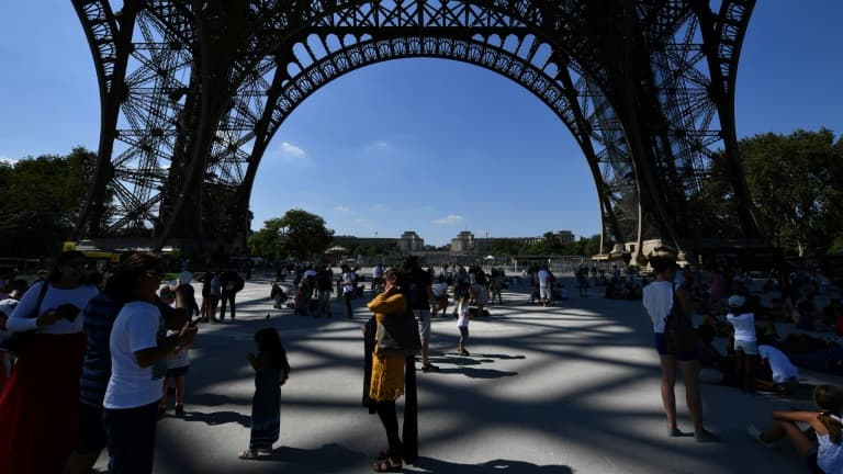 La police judiciaire a interpellé lundi et mardi 22 membres d'un groupe criminel roumain qui arnaquait les touristes, notamment près de la Tour Eiffel