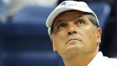 Toni Nadal regarde Rafael Nadal lors de la deuxième journée du simple messieurs de l'US Open 2017 à New York